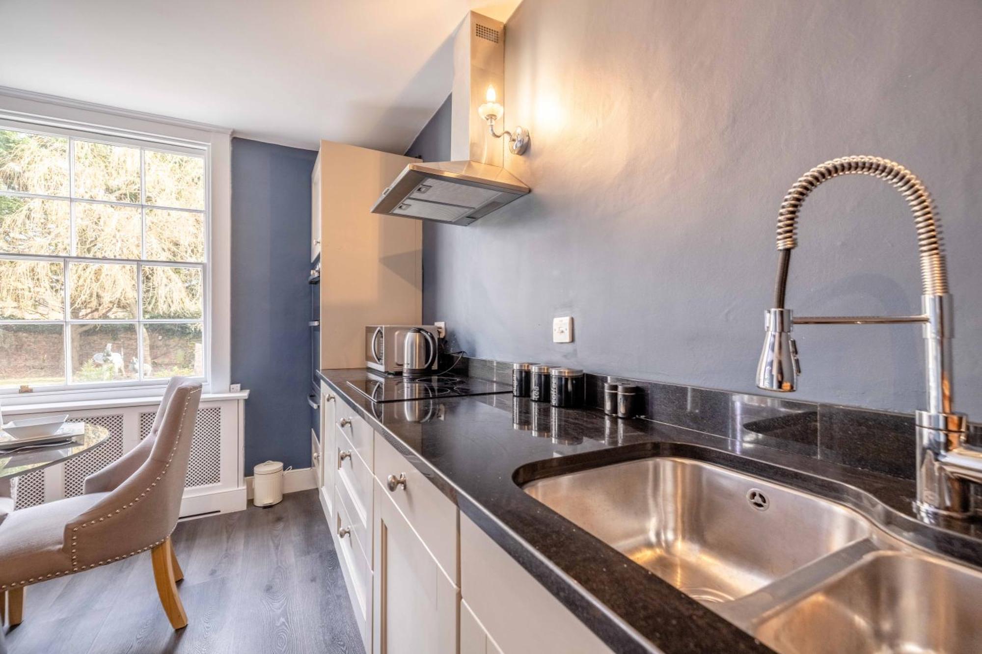 Vip Guard Views! 2 Bed Steps From Windsor Castle Villa Exterior photo